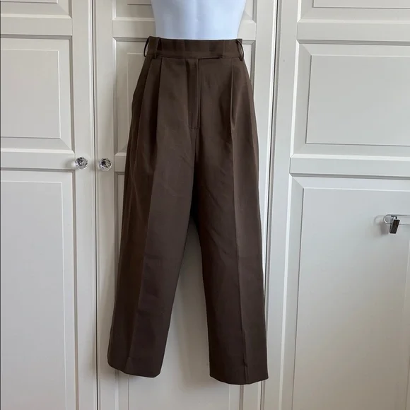 The Frankie Shop
Brown Bea Straight-leg. Size XS L 23" Cropped - Picture 6 of 17